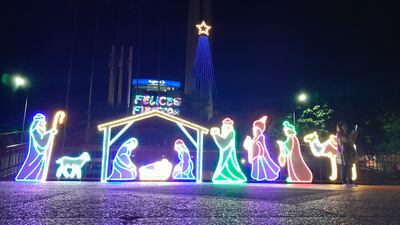 La plaza de Armas de la ciudad de Encarnación es el punto de la ciudad donde se colocaron mayor cantidad de adornos y luces navideñas.