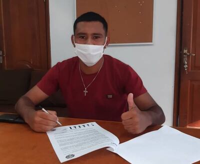 Villagra compartió la foto de la firma del contrato en sus redes.