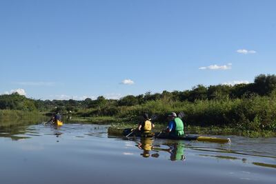Para los amantes de la aventura y el contacto con la naturaleza, Encarnación ofrece la posibilidad de disfrutar de paseos en kayak a través del arroyo Kuri’y, que divide Encarnación del distrito de Cambyreta.