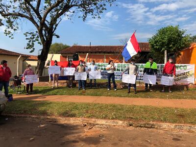 Los manifestantes esta mañana frente al Hospital Distrital de Presidente Franco.