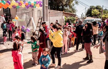 Imágenes en uno de los eventos del año pasado de los jóvenes del grupo AMEP con los niños y niñas de la zona de Bañado Norte.