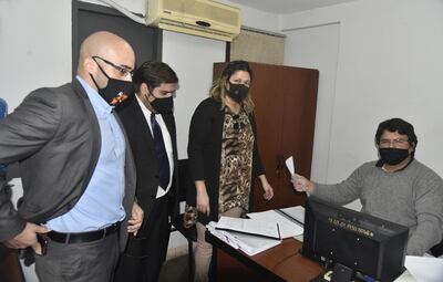 Alejandro Buzó, jefe de PCI; Ivo Brun, director ambiental, y Ruth Ortiz, del equipo de Dirección Gral. de Asesoría Jurídica, presentaron la denuncia ayer en la Fiscalía de Delitos Ambientales.