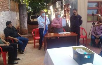 El secretario del Interior, Augusto Aníbal Lima (c), entregó la resolución que eleva de categoría la sede policial.