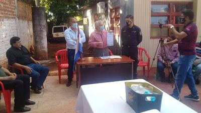 El secretario del Interior, Augusto Aníbal Lima (c), entregó la resolución que eleva de categoría la sede policial.