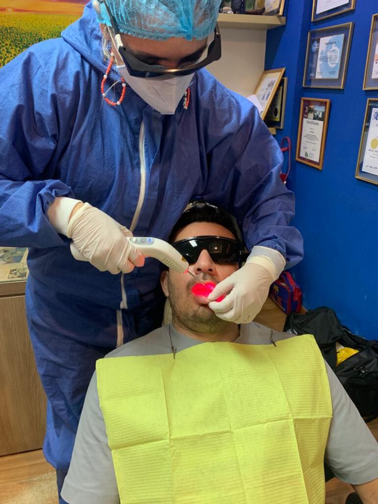 Se indica para tratar “aftas, alveolitis post extracción dentaria, anestesia para mayor rapidez de absorción, disfunción temporomandibular como antinflamatorio y relajante muscular”.