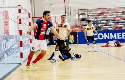 Rodolfo Román, de Cerro, festeja su gol, para el 1-1 contra Universitario de Perú.