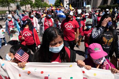 Los partidarios de los derechos de inmigración marchan exigiendo la ciudadanía para los trabajadores esenciales durante una manifestación con motivo del Primero de Mayo, en Washington DC, el 1 de mayo de 2021.