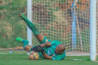 Marcos Lozano, portero de Tembetary, fue la figura en la tanda de penales, tapando dos tiros, aquí se queda con el disparo del capitán Sergio Dietze. (Foto: @a_tembetary)