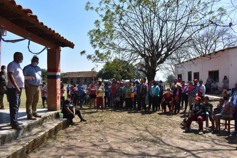 El director departamental se reunió con la comunidad educativa y promete buscar soluciones.