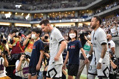 Messi y Neymar, las estrellas del París SG, ingresando al campo de juego para enfrentar al Gamba Osaka.