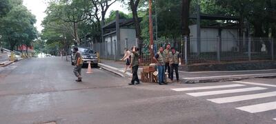 Funcionarios municipales despejan las calles de Asunción de las famosas "cajas" que los cuidacoches usan para reservar espacio en la vía pública.