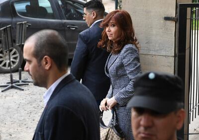 La expresidenta y actual vicepresidenta de Argentina, Cristina Kirchner, sale de los tribunales de Buenos Aires. (AFP, archivo)