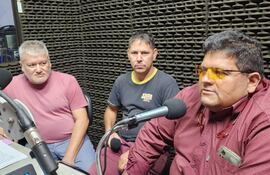 Miguel Franco, Juan Carlos Sosa y Pedro Riveros, de la agremiación de comerciantes gastronómicos de Salto del Guairá.