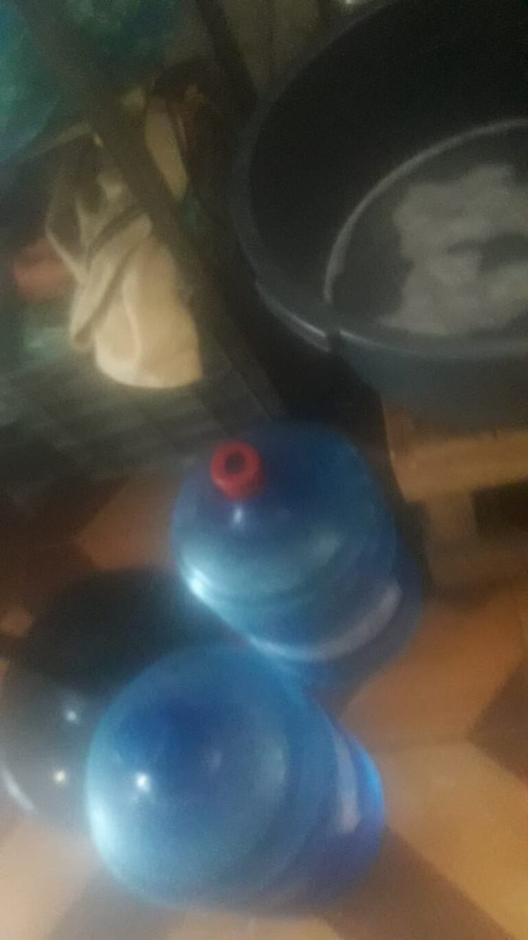 En bidones y latonas juntan agua los permisionarios del Mercado de Abasto.