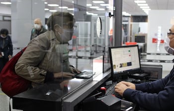 Migraciones reanudó la atención al público en mayo pasado. Hoy informaron que las multas para residentes temporales que quedaron varados en Paraguay no se aplicarán.