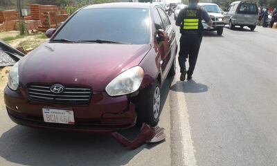 Uno de los vehículos involucrados en el accidente ocasionado por un perro suelto en el acceso Sur.