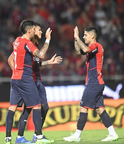 Jugadores de Cerro Porteño celebran uno de los goles del equipo.