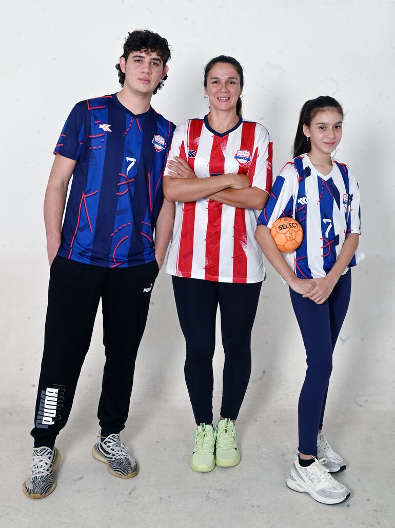 Karina Inés Dos Santos 
Rodríguez
37 años
Jugadora de hándbol y 
docente de Educación 
Física en Aulaviva 
Colegio

Hijos: 
Fabrizio Caballero
17 años
Colegio: Salesianito
Deporte: Básquet
Danna Escobar
11 años
Aulaviva Colegio
Deporte: Hándbol