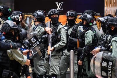 Policías antidisturbios en el distrito central de Hong Kong.