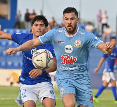 La mirada fija en la pelota de los Óscar, el solense Coronel  y el defensor argentino Brizuela del equipo de la Chacarita.