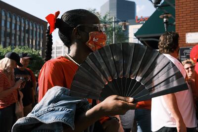 Una persona con mascarilla esperando para ingresar a un partido de béisbol en St. Louis, Missouri (EE.UU.).