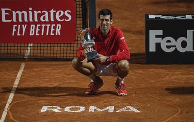 Sonriente, el serbio Novak Djokovic posa con el trofeo ganado en Roma.
