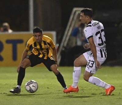 Iván Piris trata de generar un ataque de Libertad ante la marca de Romeo Benítez