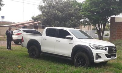 Agentes de la Policía y del Ministerio Público verifican la camioneta de la víctima, que fue abandonada por los criminales.