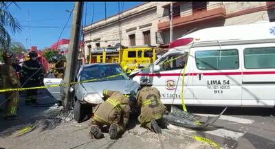 Los bomberos aún se encuentran trabajando para rescatar a la mujer.