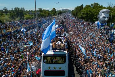 Los campeones en el carro  y el multitudinario festejo. (Photo by Tomas CUESTA / AFP)