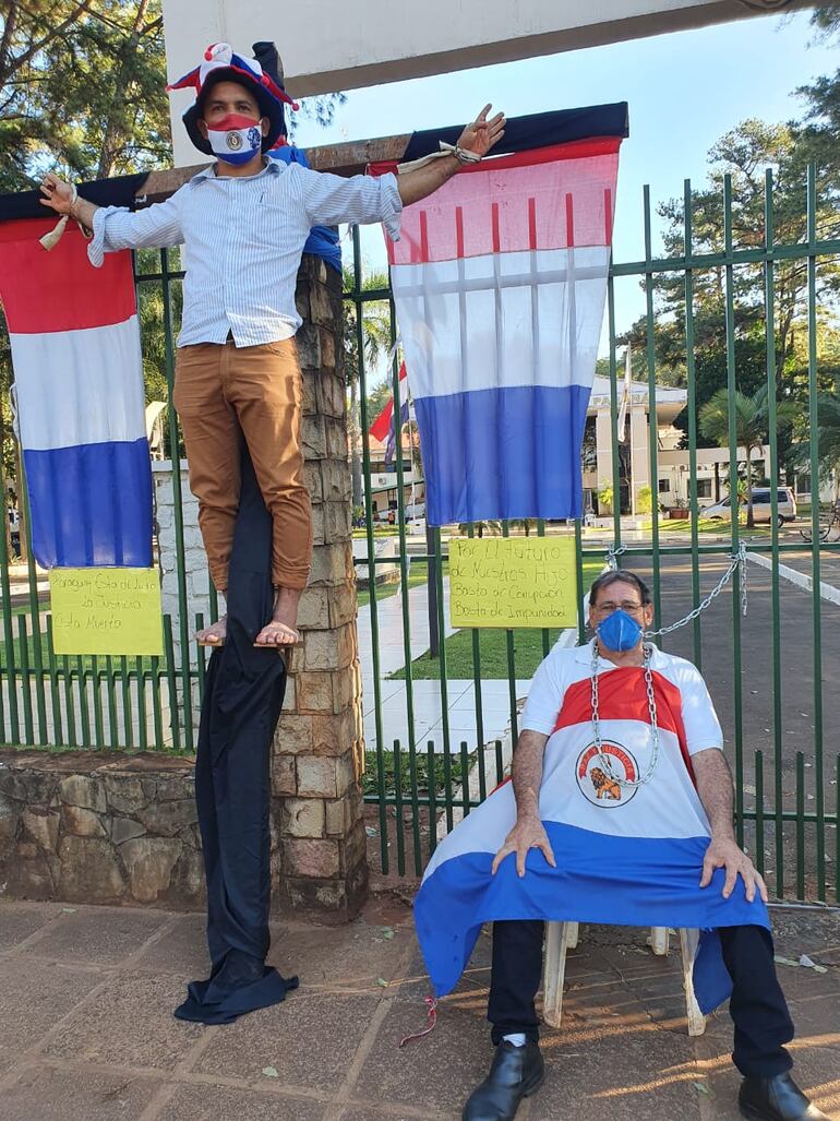 Uno de los manifestante se crucificó como medida de protesta.