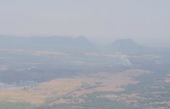 Bomberos trabajan para controlar incendio en zona de Museo Campamento Cerro León