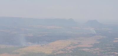 Bomberos trabajan para controlar incendio en zona de Museo Campamento Cerro León