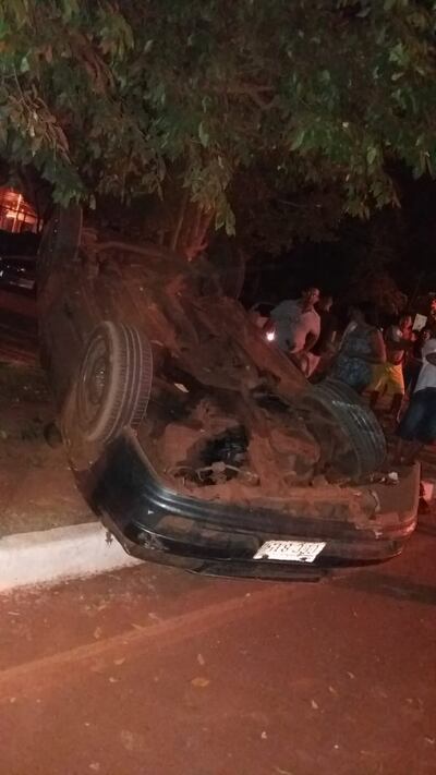 El vehículo quedó con las ruedas para arriba tras el aparatoso vuelco.