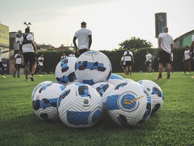 Las pelotas, por delante de los jugadores, en el entrenamiento que realizó Olimpia en Lima en la víspera del debut por la Copa Libertadores 2022.
