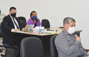 El sacerdote Silvestre Olmedo (der.) en la sala de juicio oral.