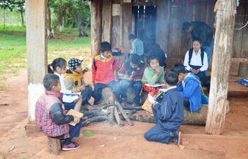 Escuela indígena de Naranjito, distrito de Santa Rosa del Aguaray (San Pedro), dan clases bajo un precario galpón hecho de madera. Con fogatas mitigan el frío de los días más crudos de invierno.
