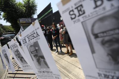 Carteles con el retrato del expresidente mexicano Vicente Fox, puestos por activistas que se manifiestan a las afueras del Instituto Nacional Electoral (INE) en apoyo a la consulta popular, en Ciudad de México.