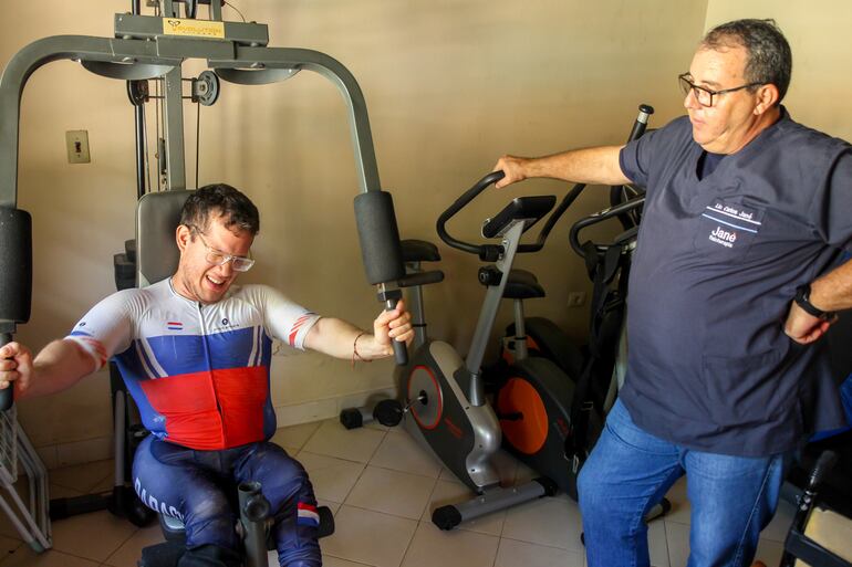 Iván es estudiante de Marketing Digital, entrena en su minigimnasio y en bicicleta.