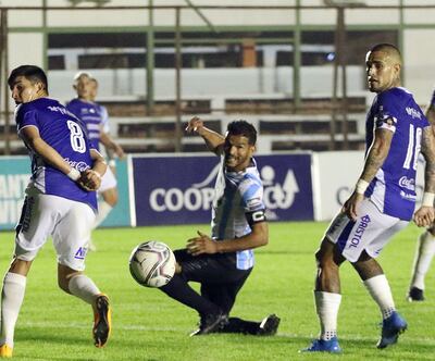 La pelota cruza en medio de tres sin que el capitán de Guaireña, Salustiano Candia, el de Sol de América, Víctor Ayala y Diego Valdez (8) la intercepten. Foto, APF