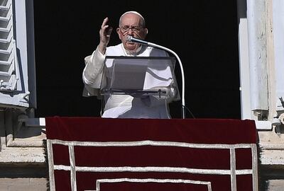 El papa Francisco se dirige a los fieles desde el balcón del Vaticano. (EFE)