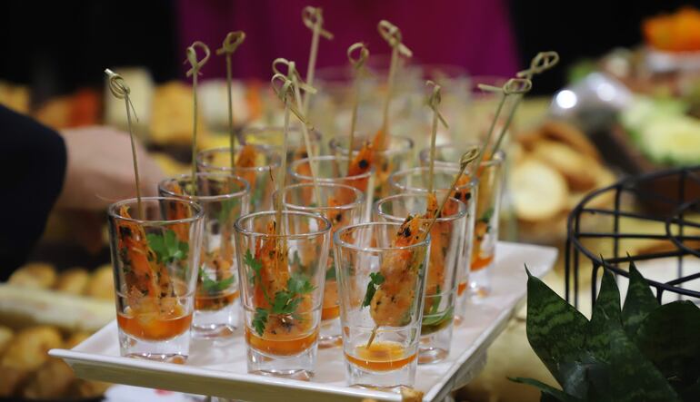 Los invitados se deleitaron con un menú frío y caliente de Sabores Alagló.