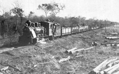Tren transportando soldados paraguayos desde Puerto Casado hasta el frente, durante la Guerra del Chaco.