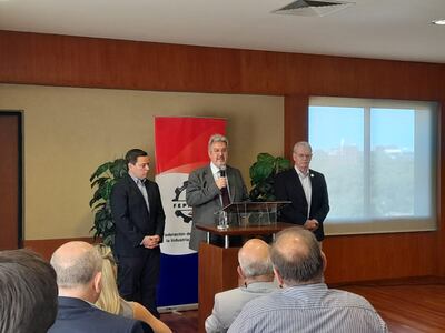 Enrique Duarte (centro), titular de Federación de la Producción, la Industria y el Comercio (FEPRINCO) brindando su discurso.