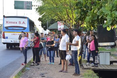 Pasajeros soportan tediosas “reguladas” de buses y esperan más de lo habitual en las paradas.