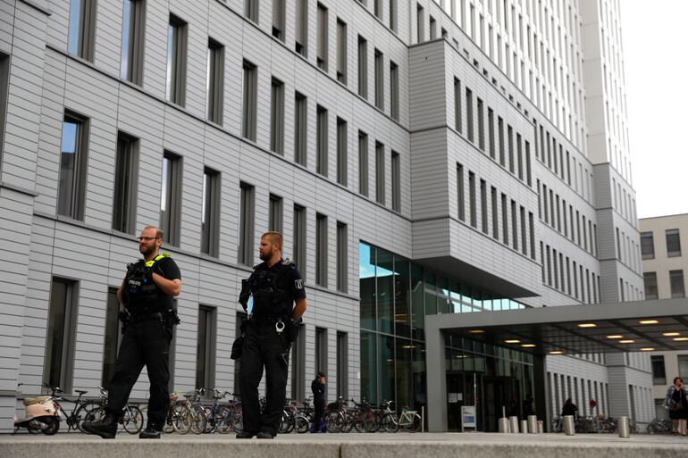 Policías montan guardia fuera del hospital en que Alexei Navalni se encuentra internado, en Berlín, Alemania.