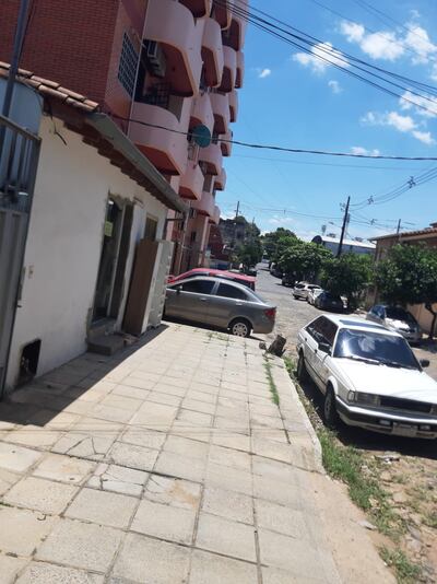 Vereda utilizada como estacionamiento de un edificio