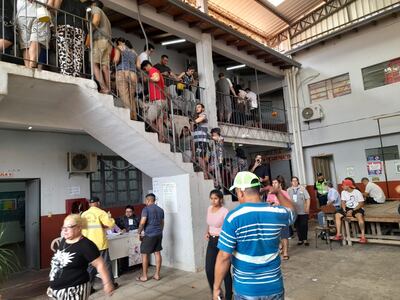 Gran cantidad de electores llegó hasta el colegio Vicepresidente Sánchez.