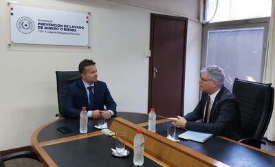 Ministro Carlos Arregui de la Seprelad, y el embajador de los Estados Unidos en Paraguay, Marc Ostfield en una reunión que mantuvieron hoy para reafirmar cooperación en la lucha contra el lavado de dinero