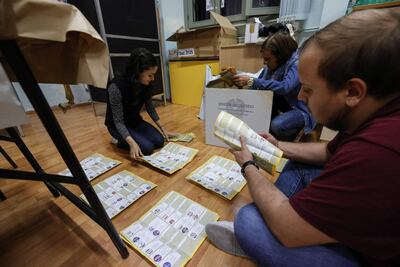 La coalición de derechas formada por Hermanos de Italia (FdI), Liga y Forza Italia (FI) gana las elecciones generales que se celebraron hoy al obtener un 42,2 % de los votos en el Senado, frente al 26,14 obtenido por la alianza progresista, según la primera proyección difundida por la televisión pública RAI.